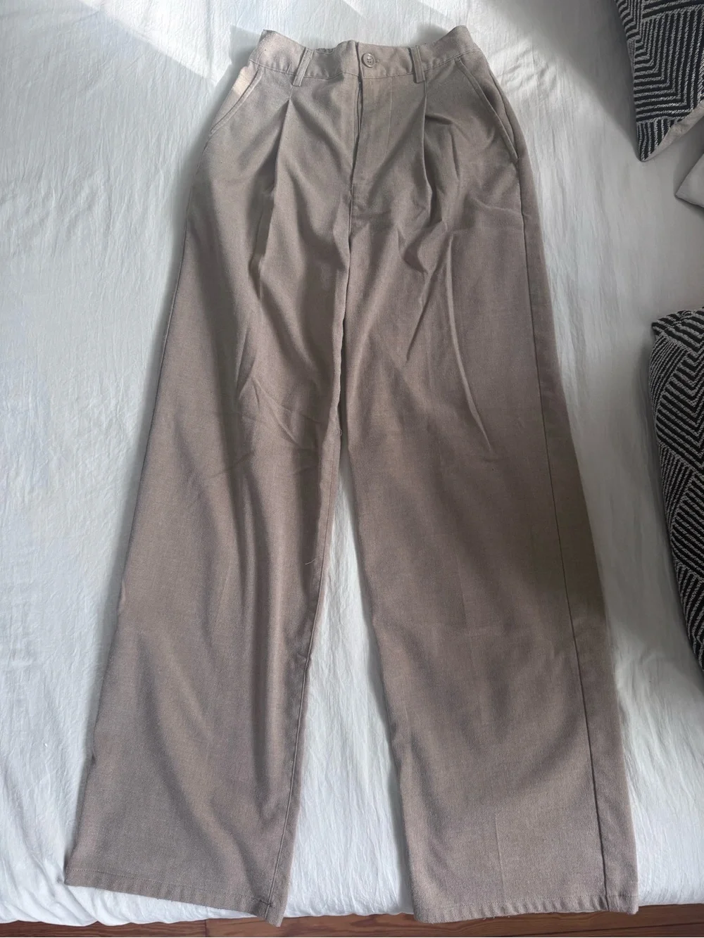 Urban Outfitters Wide Leg Pleated Trousers in Khaki